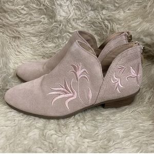 3-4 Kenneth Cole Pink Ankle boots  Embroidered 8 Suede Leather